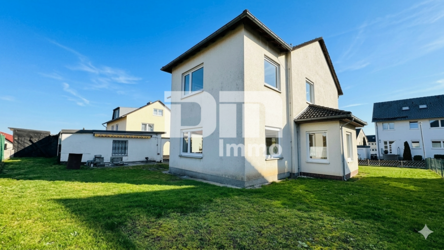 Gepflegtes Ein / Zweifamilienhaus mit Doppelgarage in begehrter Ortsrandlage von Zierenberg - Gartenbereich hinten